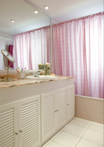 浴室内饰以暖色调，配有镜子图片下载