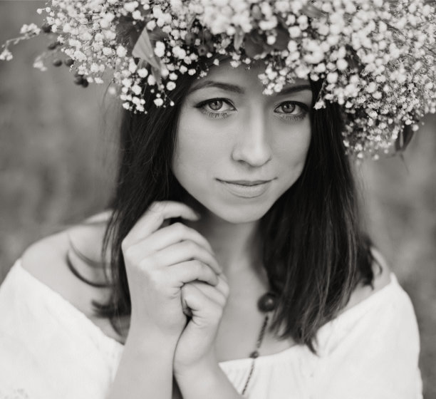 戴着花环的漂亮女孩图片下载