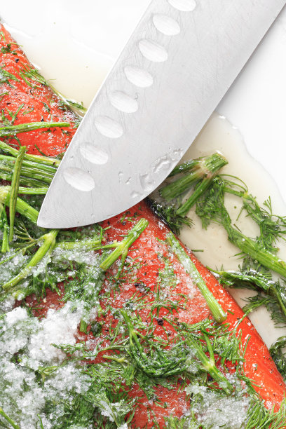 用莳萝和黑胡椒腌鲑鱼图片下载