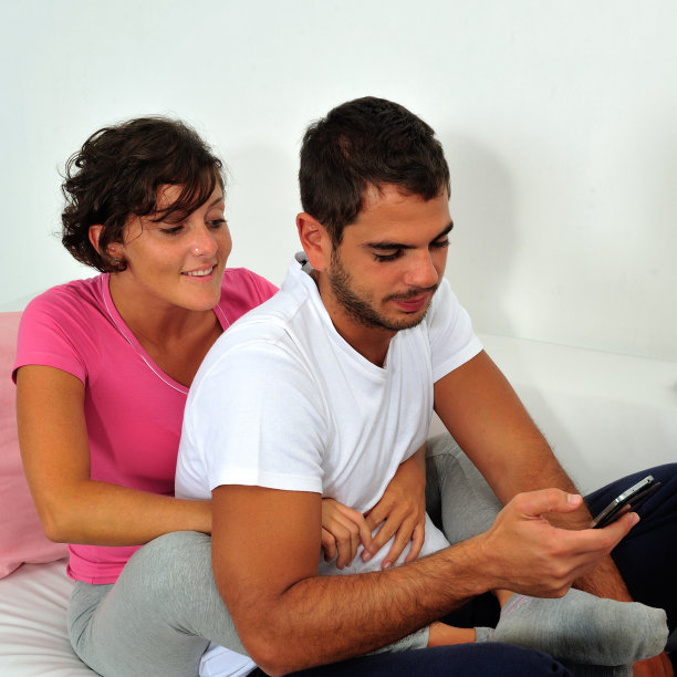 情侣拥抱智能手机图片下载