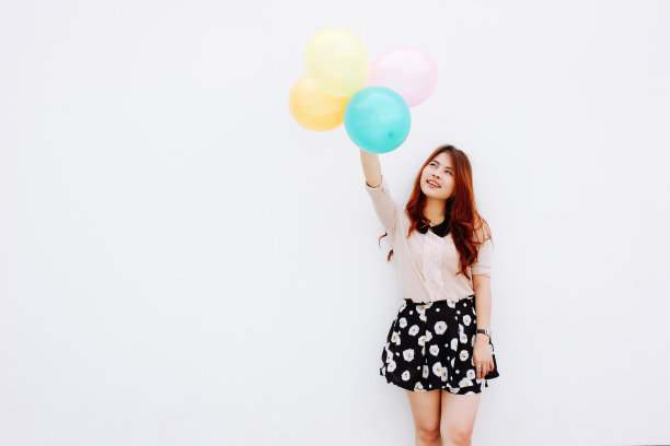 拿着气球的亚洲女孩图片下载