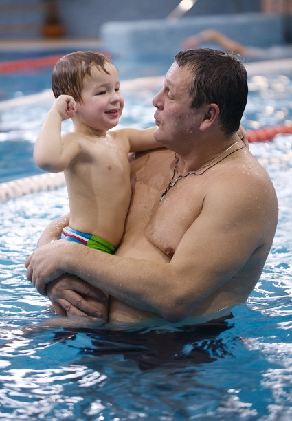 爷爷和孙子在游泳池里玩图片下载