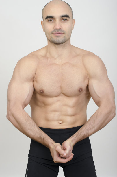 健美运动员展示他的身体。图片下载