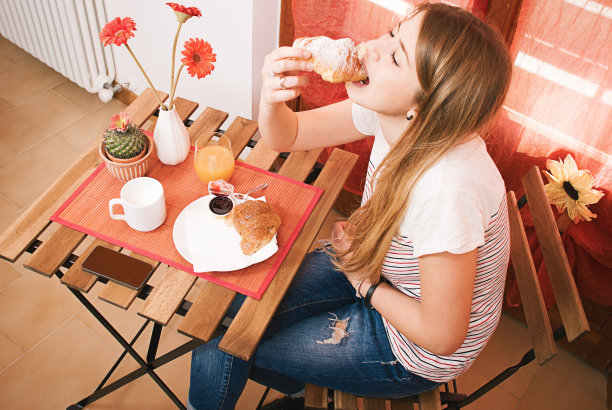吃欧式早餐的女孩图片下载