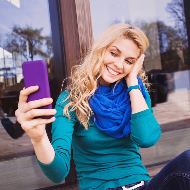 年轻女子在自拍图片下载