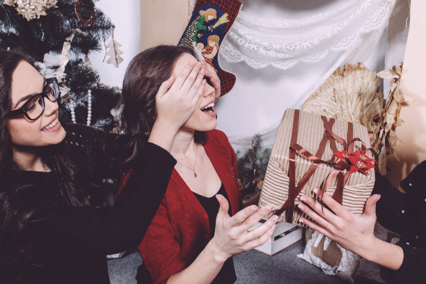 漂亮的女孩交换新年礼物图片下载
