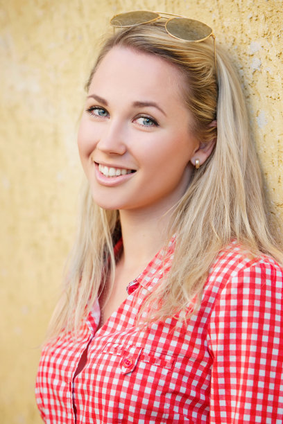 街上漂亮的金发女孩肖像图片下载