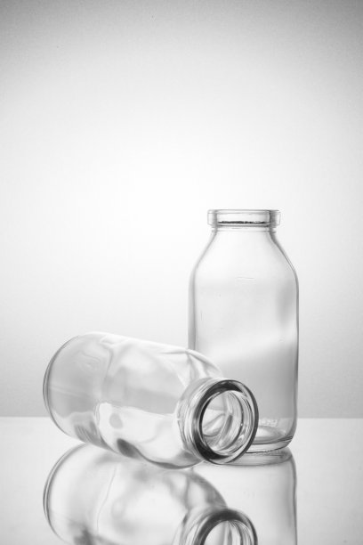 两个小玻璃瓶版本2图片下载