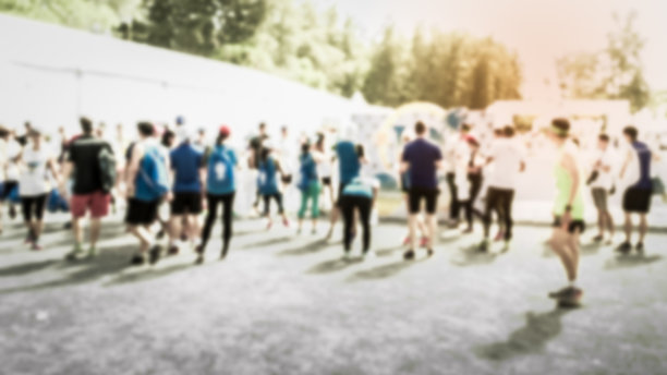 模糊的参加马拉松比赛的运动员人群图片下载