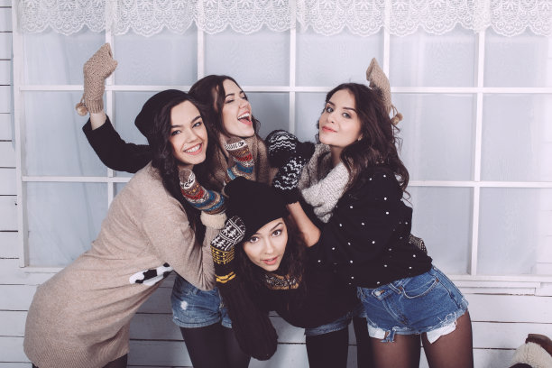 可爱的女孩有乐趣和摆姿势的相机图片下载