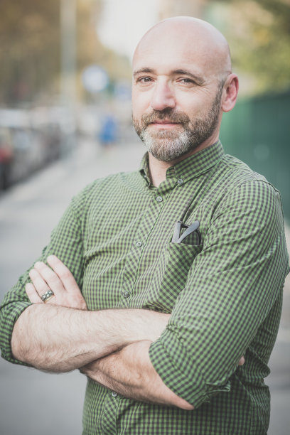 英俊的中年男子图片下载