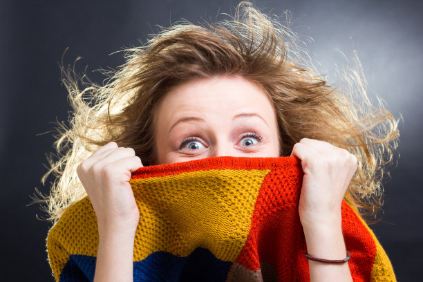 躲在一件羊毛衫后面图片下载