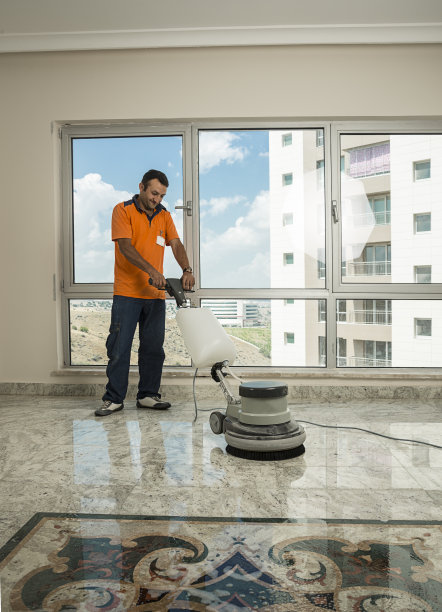 清洁地板的工人图片下载
