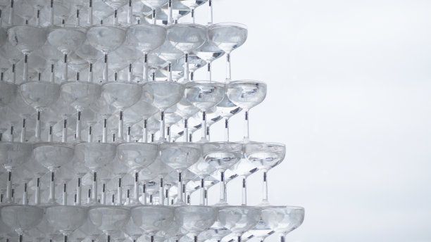 白色背景下的空酒杯图片下载