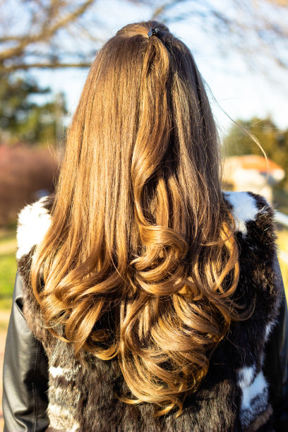 卷发的女人图片下载