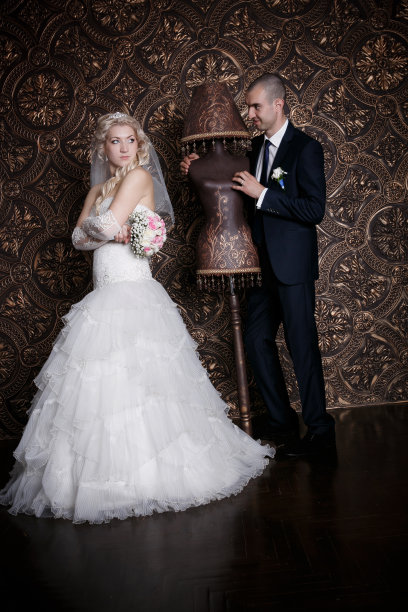 新郎和迷人的新娘手捧花束图片下载