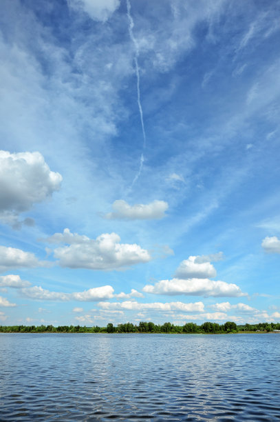 夏天的风景有河流和多云的天空图片下载