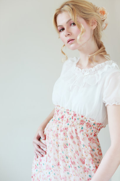 温柔的金发女孩图片下载