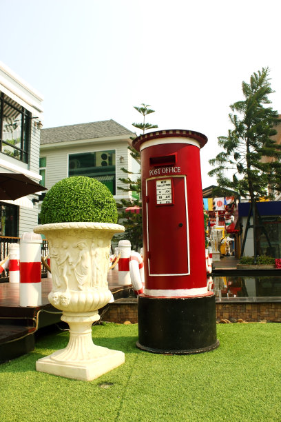 花园里的红色信箱图片下载