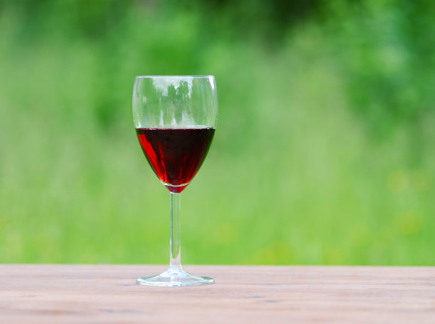 一杯酒图片下载