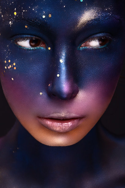 艺术美丽的女孩与彩色油漆在她的脸上图片下载