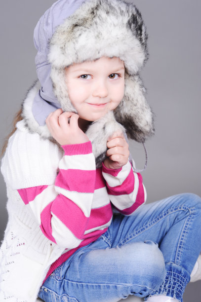 小女孩穿着冬装在工作室里图片下载