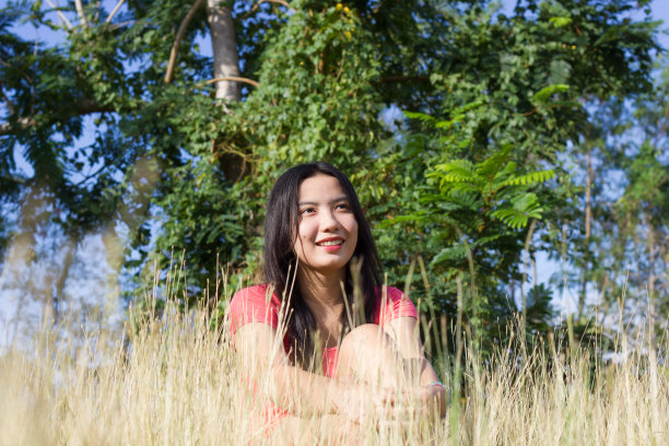 微笑的女孩图片下载