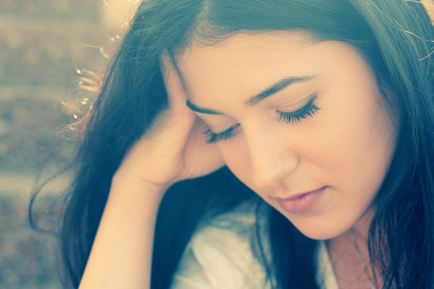 悲伤的少女图片下载