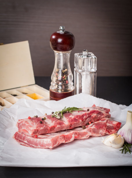 新鲜的排骨，肉加蒜香多香图片下载