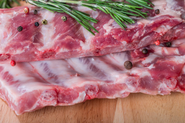 新鲜的排骨，肉加蒜香多香图片下载