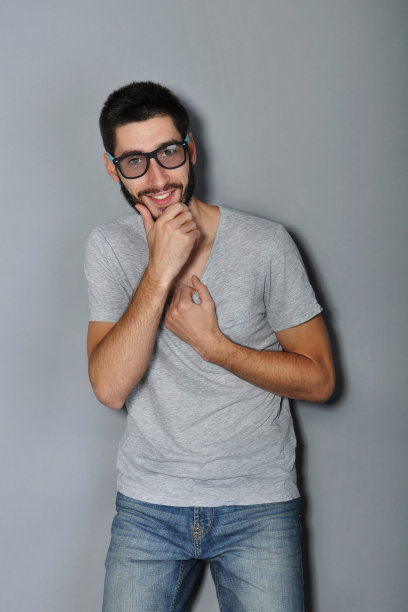 留胡子的男人穿着随意微笑图片下载