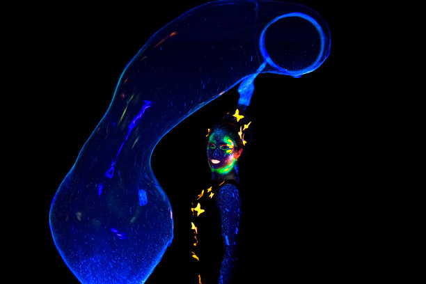 年轻的女人，有着明亮的妆容和大泡泡图片下载