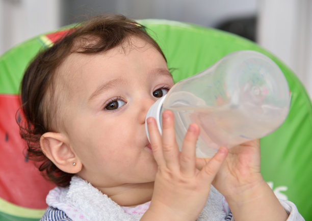 女婴喝水图片下载