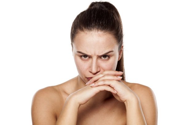 皱眉不满的女人图片下载