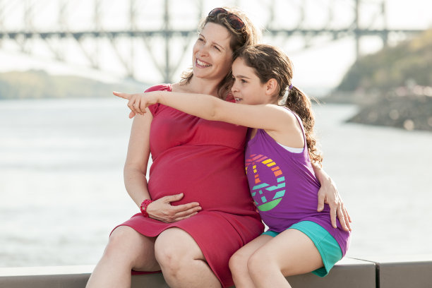 孕妇和她的女儿图片下载