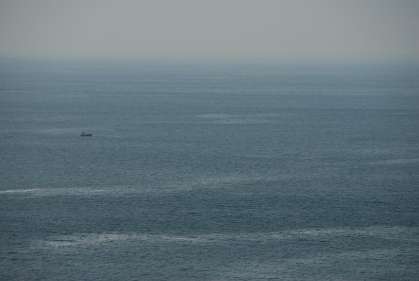 在大西洋上，一个孤独的渔夫在他的船上图片下载