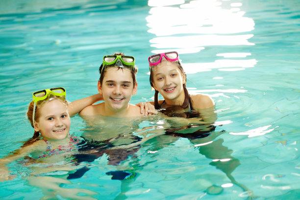 朋友在水里图片下载