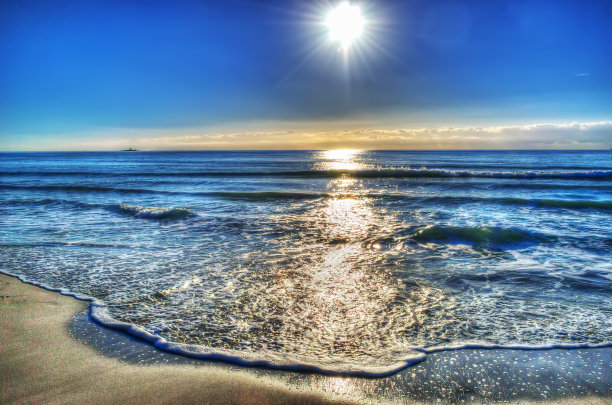 阳光明媚的一天，海边泛起阵阵小浪图片下载