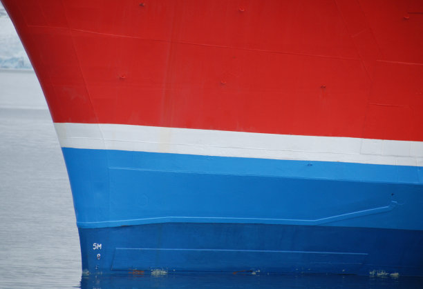 在北极水域的游轮的船头。图片下载