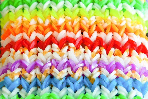 织布机上制作的五颜六色的大橡胶彩虹带图片下载