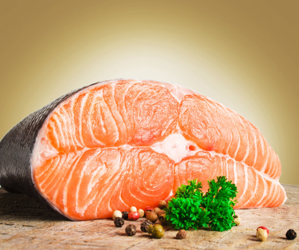 生鲑鱼，香料放在一张旧木桌上图片下载