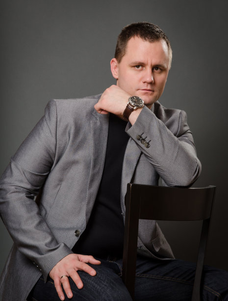 成年男子坐在图片下载