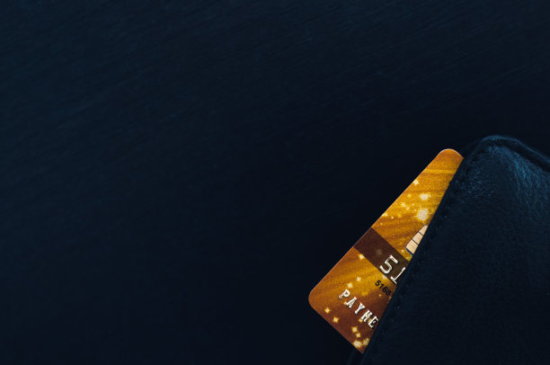 黑色皮革钱包，有信用卡和折扣卡图片下载