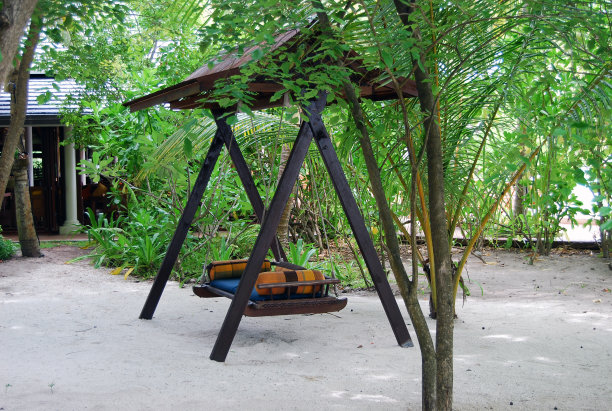 在热带海滩上玩跷跷板图片下载