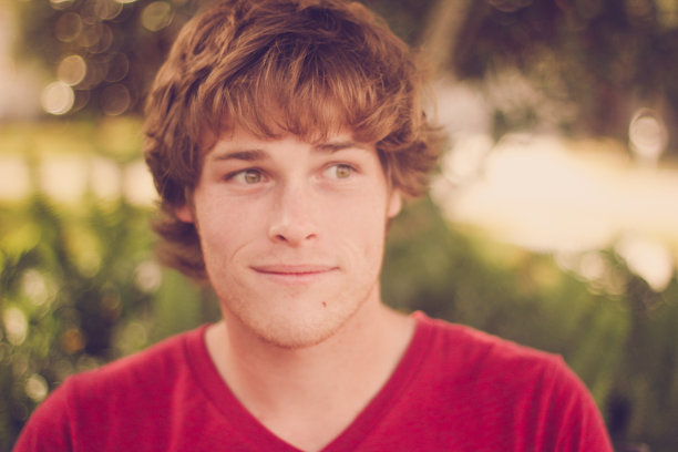 年轻的金发男子凝视图片下载