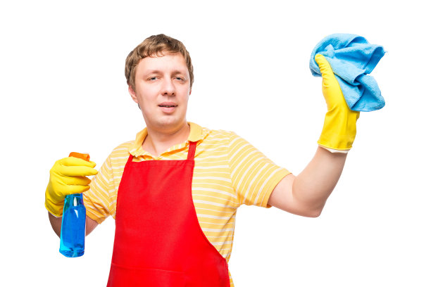 一个拿着破布和喷雾的男人的水平肖像图片下载