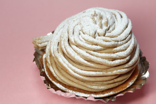 粉色背景中的蒙特布兰奇甜点图片下载