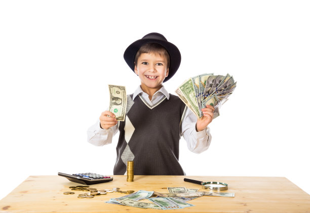 男孩在桌子上数钱图片下载