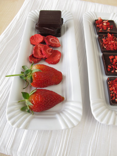 自制的草莓巧克力图片下载