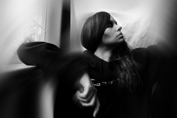 坐在窗边的年轻女子的画像图片下载